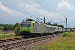 Re 485 005-3 am Nachmittag des 22.07.2017 mit einer RoLa (Novara Boschetto - Freiburg (Brsg) Rbf) bei Buggingen auf der KBS 703 und hatte nur noch wenige Kilometer vor sich.