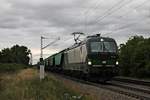 Mit einem kurzen Getreidezug fuhr am Nachmittag des 27.07.2017 bei schlechtem Wetter die ELL/ecco Rail 193 244 bei Buggingen durchs Markgräflerland in Richtung Schweizer Grenze.