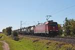 Mit einem Containerzug fuhr am 13.10.2017 die BRLL/XRAIL 185 596-4  Suzy  bei Hügelheim durchs Rheintal in Richtung Freiburg (Breisgau).