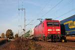 145 057-6 am Abend des 26.10.2017, als sie mit dem  Lannutti -KLV (Charleroi Dry Port - Torino Orbassano) nördlich von Müllheim (Baden) in Richtung Basel fuhr.