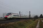 Als ECE 151 (Frankfurt (Main) Hbf - Milano Centrale) fuhr am 20.12.2017 bei trüben Winterwetter der RABe 503 020 bei Hügelheim durchs Rheintal in Richtung Schweiz.