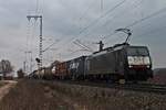 Mit einem Containerzug aus Rotterdam fuhr am Mittag des 19.02.2018 die MRCE/SBBCI ES 64 F4-207 (189 207-4) nördlich von Müllheim (Baden) durchs Rheintal in Richtung Schweizer Grenze.