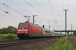 Mit einem ICE-Ersatzzug (Basel SBB - Berlin Ostbahnhof) fuhr am 03.05.2018 die 101 087-5 zusammen mit der 101 058-6  60 Jahre BDEF  bei Müllheim (Baden) durchs Markgräflerland in Richtung