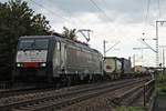 Mit einem langen Containerzug, welcher hauptsächlich mit Kesselcontainern beladen war, fuhr am Nachmittag des 04.09.2018 die MRCE/SBBCI ES 64 F4-082 (189 982-2)  SBB Cargo International  bei