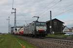 Durchfahrt am Nachmittag des 06.05.2019 von MRCE/SBBCI ES 64 F4-282 (189 282-7)  SBB Cargo International  mit einem langen Containerzug nach Italien durch den Haltepunkt von Auggen in Richtung