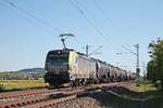 Mit dem leeren Kesselzug (Glattbrugg - Rotterdam Pernis) fuhr am Abend des 13.06.2019 die Re 475 413 nördlich von Hügelheim über die Rheintalbahn in Richtung Freiburg (Breisgau).