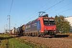 Mit dem  BASF -Zug DGS 49069 (Karlsruhe Rbf - Basel SBB Rbf) fuhr am Abend des 16.10.2019 die Re 482 022-1  Alpäzähmer  durch den Haltepunkt von Auggen über die Rheintalbahn in Richtung