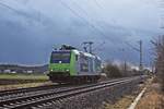 Als Lokzug nach Freiburg (Brsg) Rbf fuhr am frühen Nachmittag des 28.01.2020 die Re 485 015  BLS Cargo - Die Alpinisten  zwischen Hügelheim und Buggingen über die Rheintalbahn in