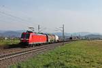 Mit dem Übergabezug EZ 52050 (Freiburg (Brsg) Gbf - Offenburg Gbf) fuhr am Nachmittag des 27.03.2020 die 185 115-3 bei Kollmarsreute vor der Kulisse des Schwarzwaldes über die Rheintalbahn