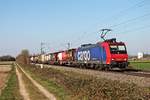 Mit einem langen Containerzug nach Italien fuhr am späten Nachmittag des 01.04.2020 die Re 482 017-1 südlich von Buggingen über die Rheintalbahn durchs Markgräflerland in Richtung