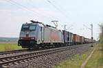 Am Nachmittag des 09.04.2020 fuhr Maquarie/XRAIL 186-150  CROSSRAIL  mit einem langen COntainerzug nach Belgien nördlich von Hügelheim über die Rheintalbahn in Richtung Buggingen.