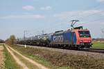 Mit einem vollen  Kerosin -Kesselzug (Kork - Glattbrugg) fuhr am Nachmittag des 09.04.2020 die Re 482 008-0  Ökotrans  südlich von Buggingen über die KBS 702 durchs Rheintal in Richtung