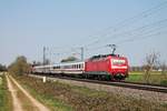 Nachschuss auf 120 113-6, als diese am Nachmittag des 10.04.2020 zusammen mit 120 120-1 und fünf IC-Wagen als Lr 77755 (Basel Bad Bf - Stuttgart Hbf) bei Buggingen durchs Rheintal in Richtung