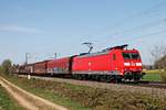 Am Nachmittag des 16.04.2020 fuhr 185 125-2 mit dem EZ 45023 (Mannheim Rbf - Chiasso Smistamento) bei Buggingen durchs Markgräflerland über die KBS 702 in Richtung Müllheim (Baden).