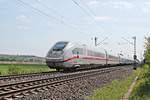 Am Nachmittag des 20.04.2020 fuhr 412 022 (9022/0812 022-3) als ICE 70 (Basel Bad Bf - Hamburg Altona) nördlich von Hügelheim durchs Markgräflerland in Richtung Freiburg (Breisgau).