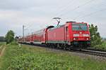 Mit einem RE (Freiburg (Brsg) Hbf - Basel Bad Bf) fuhr am späten Nachmittag des 14.05.2020 die 146 218-3 südlich von Buggingen über die Rheintalbahn durchs Markgräflerland in