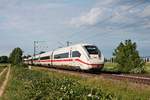 Als ICE 77 (Kiel Hbf - Basel Bad Bf) fuhr am frühen Abend des 19.05.2020 der 412 022 (9022/5812 022-2) bei Buggingen über die KBS 702 durchs Rheintal in Richtung Schweiz.