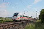 Als ICE 272 (Basel Bad Bf - Hamburg Altona) fuhr am frühen Abend des 19.05.2020 der 412 035 (9035/0812 035-5) nördlich von Hügelheim über die Rheintalbahn in Richtung Freiburg