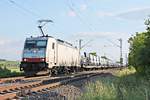 Mit einem  Fiat -Autozug nach Lahr (Schwarzw.) fuhr am Abend des 26.05.2020 die AKIEM/BLSC/TXL 186 901 nördlich von Hügelheim über die KBS 702 durchs Markgräflerland in Richtung