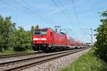 Mit einem RE (Freiburg (Brsg) Hbf - Basel Bad Bf) fuhr am Mittag des 26.05.2020 die Freiburger 146 233-2  Donaueschingen  bei Hügelheim über die Rheintalbahn in Richtung Müllheim