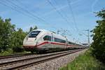 Am Mittag des 26.05.2020 fuhr 412 002 (9002/5812 002-4) als ICE 71 (Hamburg Altona - Chur HB) bei Hügelheimk über die KBS 702 durchs Rheintal in Richtung Müllheim (Baden).