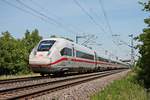 Als ICE 71 (Hamburg Altona - Chur HB) fuhr am Mittag des 02.06.2020 der 412 008 (9008/5812 008-1) bei Hügelheim über die Rheintalbahn durchs Markgräflerland in Richtung Müllheim