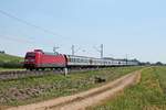 Mit dem EC 6 (Interlaken Ost - Hamburg Altona) fuhr am frühen Nachmittag des 02.06.2020 die 101 119-6 nördlich von Schliengen über die Rheintalbahn durchs Markgräflerland in