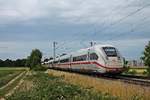 Als ICE 371 (Berlin Ostbahnhof - Interlaken Ost) fuhr am späten Nachmittag des 15.06.2020 der 412 023 (9023/0812 023-1) südlich von Buggingen über die Rheintalbahn durchs