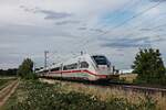 Am Abend des 08.07.2020 fuhr 412 040 (9040/0812 040-5) als ICE 77 (Kiel Hbf - Zürich HB) südlich von Buggingen über die KBS 702 durchs Rheintal in Richtung Schweiz.