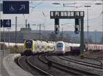 Das erste Exemplar der BR 408 Efringen-Kirchen.

Tfz 8001 wurde leider von einem dort ebenso geparkten Güterzug in den Schatten gestellt. Daneben 1462 011, der offenbar mit mehreren geborstenen Scheiben durch die Lande fährt. Januar 2022. 