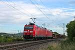 Mit dem EZ 45036 (Chiasso Smistamento - Mannheim Rbf) fuhr am Abend des 08.07.2020 die 185 115-3 mit der defekten 185 104-7 als Wagenlok nördlich von Hügelheim über die Rheintalbahn in