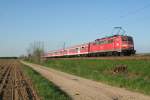 111 062-6 mit einer RB nach Offenburg am Abend des 25.04.13 bei Hgelheim.