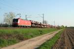 185 077-5 mit einem vollen Autozug am Abend des 25.04.13 bei Hgelheim.