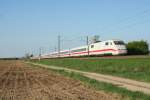 401 585-5 als ICE ___ nach Berlin Ostbahnhof am 25.04.13 bei Hgelheim.