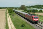 143 305-8 mit einer RB nach Neuenburg (Baden) am 05.06.13 bei Hgelheim. Die Lok verkehrt als Ersatz fr eine ausgefallene 111.