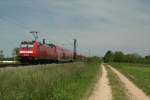 146 228-2 mit einem RE nach Offenburg am 05.06.13 nrdlich von Mllheim auf Hhe des Stadtteils Hgelheim.