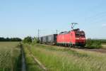 185 133-6 mit einem kompletten DSV-Containerzug am Abend des 06.06.13 sdlich von Buggingen.