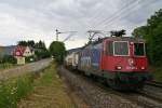 Re 421 387-2 mit einem KLV-Zug am Nachmittag des 25.06.13 kurz nach dem Bahnhof Schallstadt.