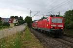 143 050-3 als Ersatz fr eine ausgefallene 146.1 mit einem RE nach Basel SBB am 25.06.13 kurz nach dem Halt in Schallstadt.