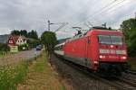 101 062-8 mit dem EC 9 am 25.06.13 kurz nach der Durchfahrt in Schallstadt.