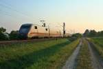 401 058-3 als ICE 374 von Basel SBB nach Berlin Ostbahnhof am Morgen des 08.07.13 bei Hgelheim.