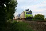 485 016-0 mit einer RoLa (DGS) von Novara in Italien nach Freiburg im Breisgau Gbf am Morgen des 25.07.13 beim verlassen des Bahnhofsbereich von Mllheim (Baden).