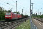 185 132-8 und eine weitere 185.1 mit einem Tonerdezug durchfahren am Morgen des 25.07.13 den Bahnhof Mllheim (Baden) gen Norden.