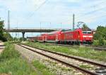 146 115 mit einem RE nach Offenburg am Nachmittag des 03.08.13 beim Verlassen des Bahnhofsbereichs von Mllheim (Baden).