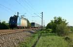 185 536-0 mit einem LKW-Walterzug gen Norden am Abend des 04.08.13 kurz vor Buggingen.