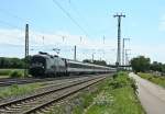 ES 64 U2-072 mit dem EC 6 von Chur nach Hamburg am Haken durchfuhr am Nachmittag des 04.08.13 den Bahnhof Mllheim (Baden).