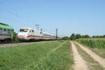 401 006-2 als ICE 71 von Hamburg Altona nach Basel SBB am Vormittag des 05.08.13 kurz vor der Einfahrt in Mllheim (Baden).
Auf Grund einer liegengebliebenen RoLa vor der nrdlichen Einfahrt in Mllheim musste alles ber das Gegengleis geleitet werden, was erhebliche Behinderungen im Betriebsablauf mit sich brachte.
Wie alle Zge an diesem Tag kam der ICE 71 nicht pnktlich ans Ziel. Zum Zeitpunkt der Aufnahme betrug die Versptung 15-20 Minuten.