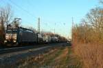 ES 64 F4-083 durchfhrt mit einem KLV-Zug gen Sden am Nachmittag des 23.12.13 den Bahnhof Heitersheim.