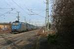 185 536-0 mit einem LKW-Walter-Containerzug gen Sden am Mittag des 25.01.14 bei der Durchfahrt des Bahnhof Mllheim (Baden).