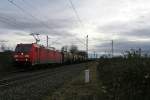 185 375-3 mit einem Kesselzug gen Norden am Nachmittag des 14.02.14 sdlich des Bahnhofs Mllheim (Baden).